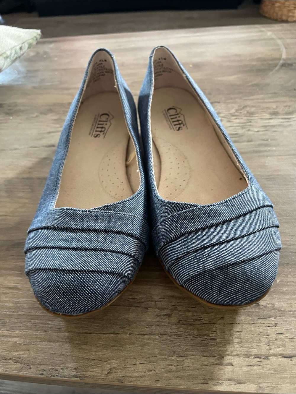 Cliffs by White Mountain Blue Denim Canvas comfort flats w Pleated toes Size 6.5